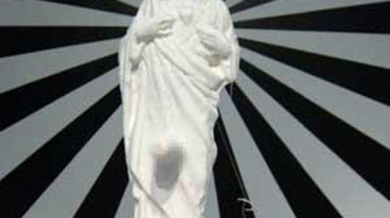 Jezus z erekcijo je užalostil neko žensko, zato je vložila tožbo proti galeriji,