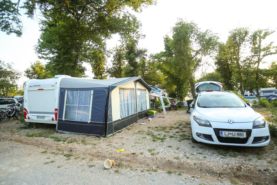 Kamp turizem turisti kampiranje prikolica | Avtor: Profimedia