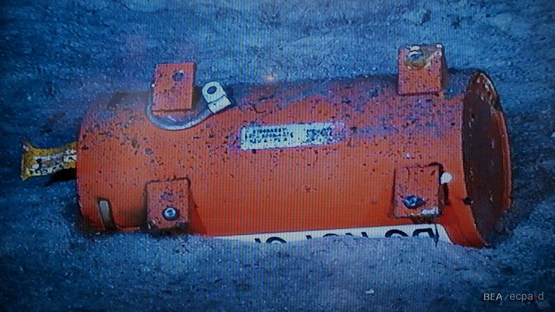 Črni skrinjici so uspeli dvigniti na površje v začetku maja letos, skoraj dve le