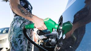 Bencinska črpalka, dekle toči gorivo