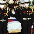 Z vojaškimi častmi so pokopali umrla marinca. (Foto: Reuters)
