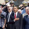 Predsednik Barack Obama je z vojnimi veterani na pokopališču Colleville-sur-Mer 