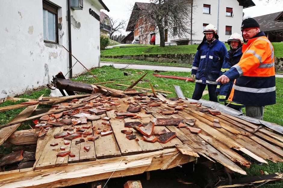 Slovenija 11.11.2013 neurje na Gorenjskem, razkrite strehe, nevihta, veter, gasi | Avtor: Saša Despot