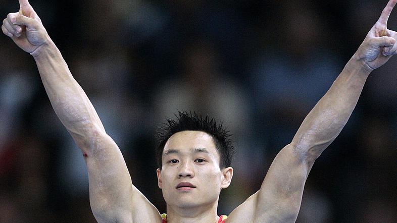 Kitajec se je kljub veliki napaki na drogu okitil z drugo zlato kolajno.