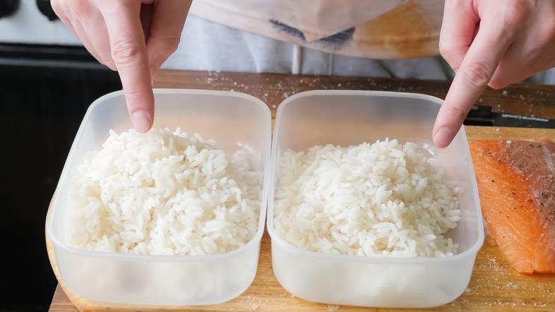 riž v dveh plastičnih posodicah