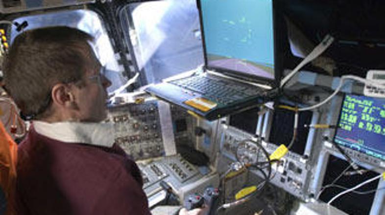 Astronavt Gregory C. Johnson za krmilom Atlantisa