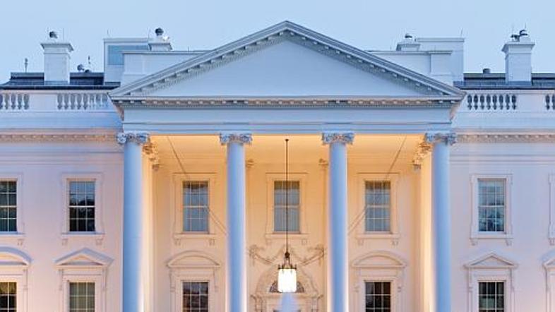 Belo hišo, ki so jo začeli graditi leta 1792, vsaka prva dama prenovi malo po sv