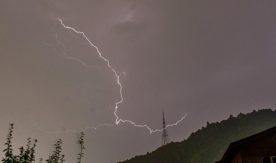 Čaka nas burno vremensko dogajanje, Arso zaostril stopnjo opozorila