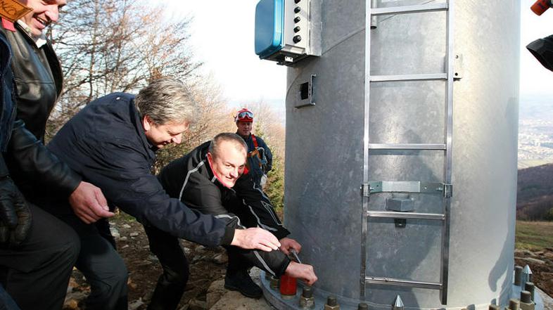 Prvi vijak na stebru je simbolično privil župan Franc Kangler skupaj s podžupano