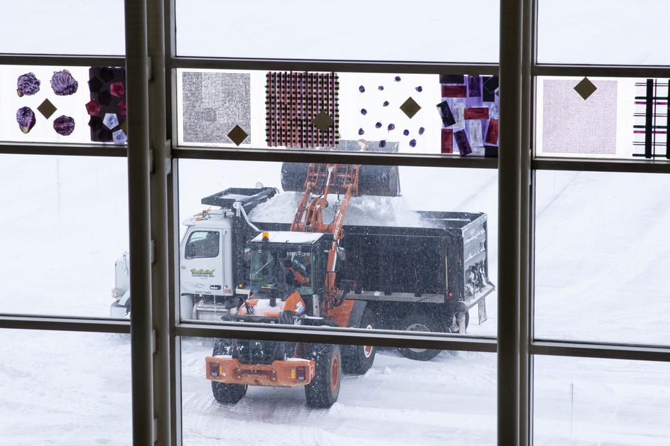 bagri odstranjujejo sneg na letališču v Washingtonu