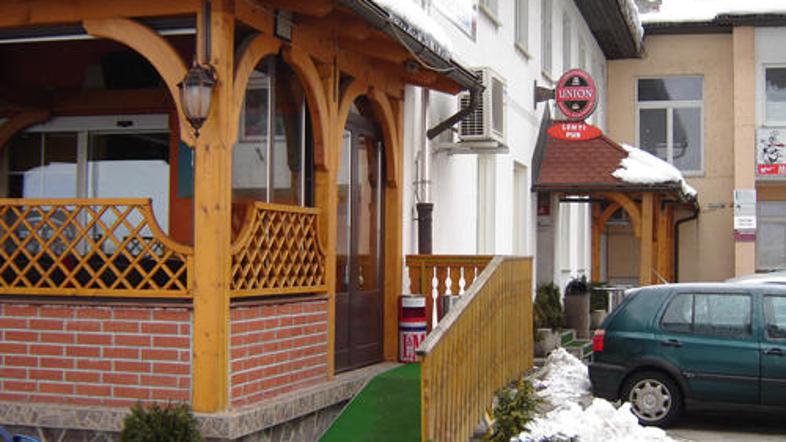 Vrhovno sodišče je odločilo, da bodo morali gostinci, člani OZS, plačevati za av