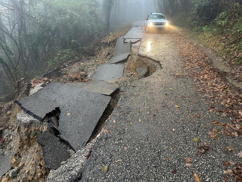 cesta v Nozno poplave plazovi Brda
