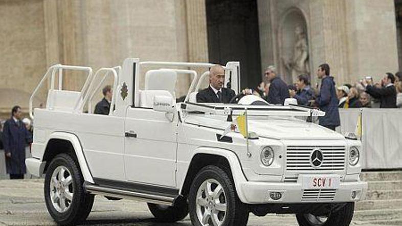 Novi papamobil je posebej prilagojen za vožnjo med ljudmi.