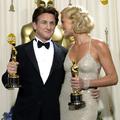 Charlize in Sean na podelitvi oskarjev leta 2004, ko sta oba osvojila zlati kipe