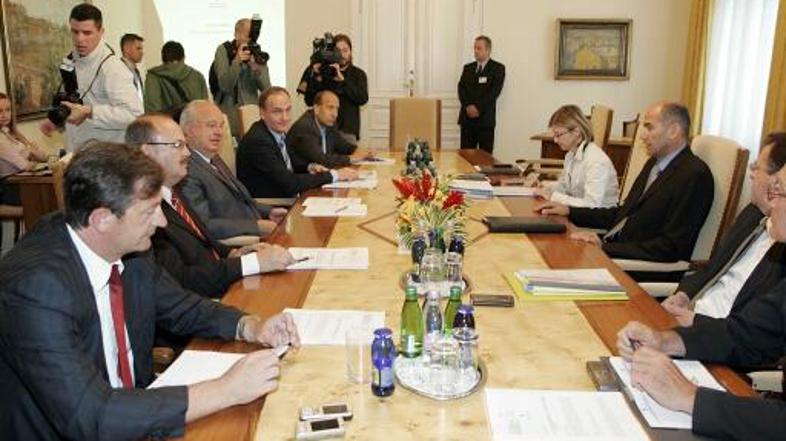 Vlada bo število zaposlenih povečala za 47.