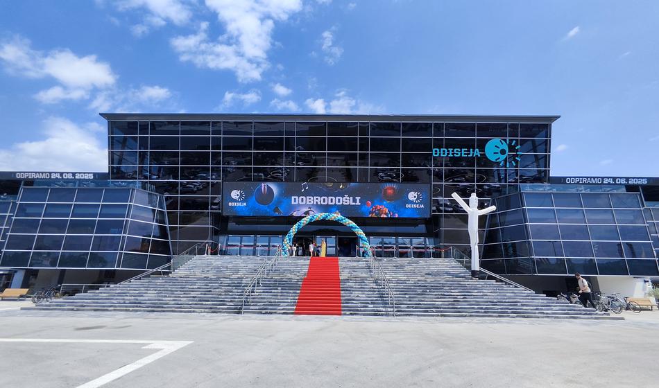 Na premieri Melanie tudi Urška Bačovnik Janša - poglejte, kako je blestela!