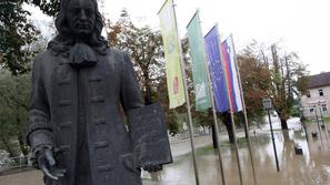 Spomenik med neurjem 