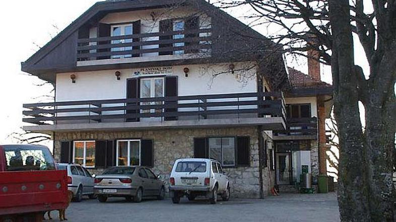 Tončkov dom je dobil ime po Krčanu Tončku Čebularju, društvenemu predsedniku, po