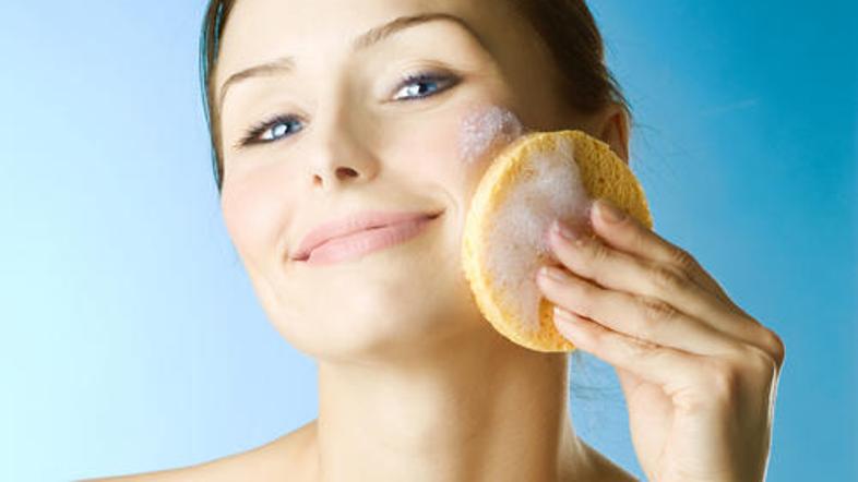 Pri čiščenju kože obraza in dekolteja bodite nežni! (Foto: Shutterstock)