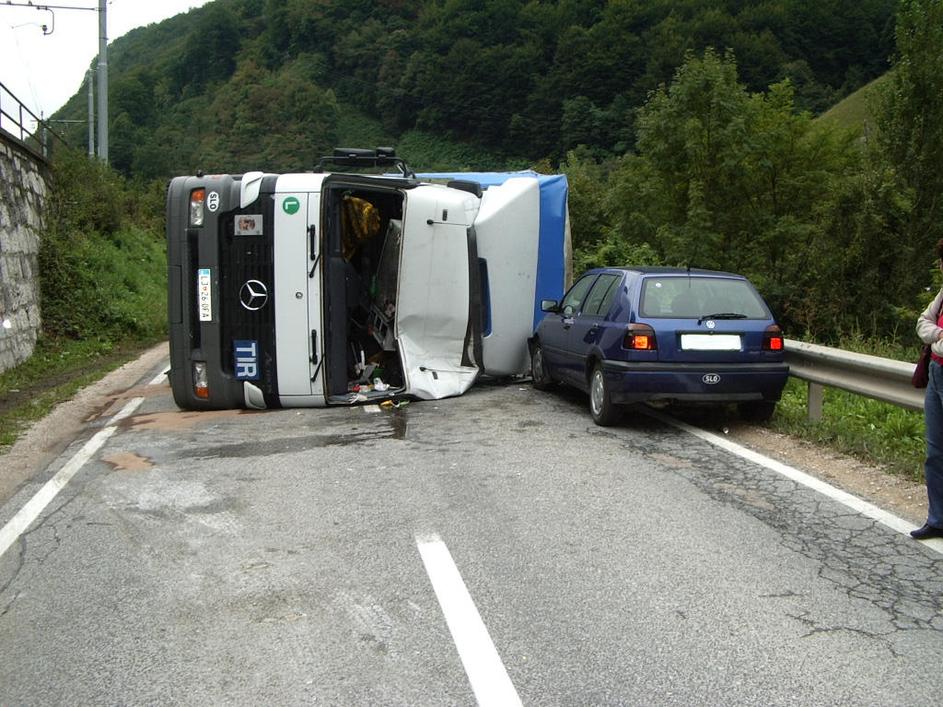 prometna nesreča, tovornjak, osebni avtomobil, Zidani most