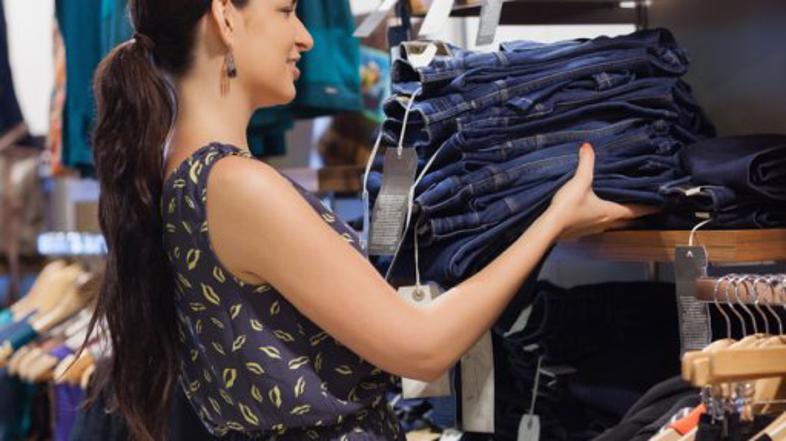 kavbojke nakupovanje ženska nakupi