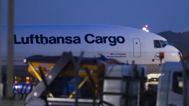 Letalo, ki je prepeljalo posmrtne ostanke