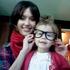 Hčerka Jessice Albe si je sposodila mamina očala za twitter fotografiranje.