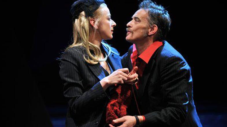 V glavnih vlogah igrata Barbara Cerar in Igor Samobor. (Foto: SNG Drama Ljubljan