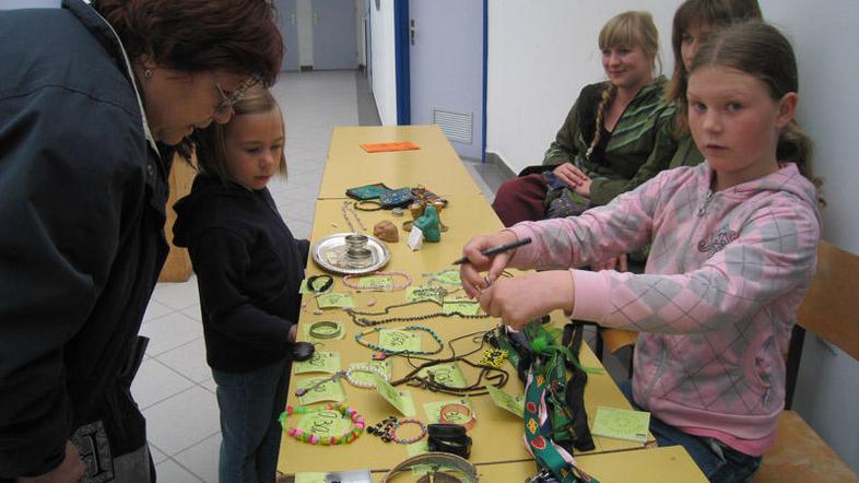 Med prodajalci na prvem blejskem bolšjem sejmu je bila Neja Svetina, ki je proda