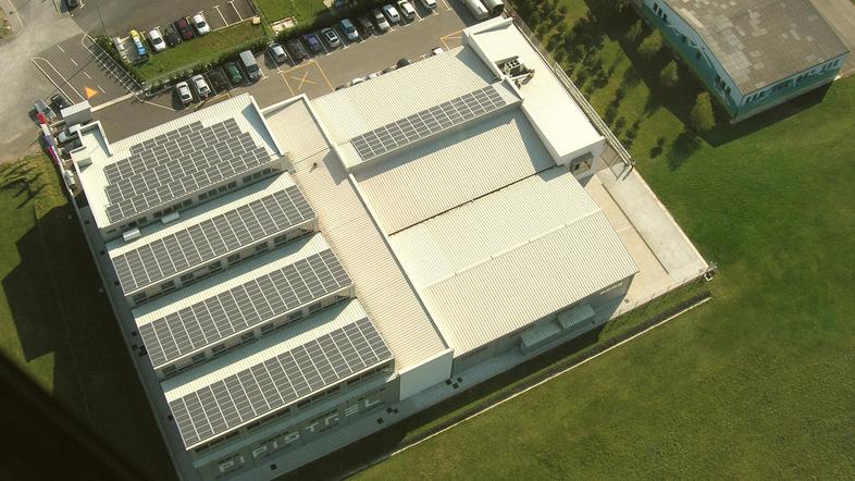 “Zemljišče stoji neposredno ob naši obstoječi stavbi, zato upam, da bomo na draž