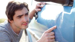 Avto, poškodba, praska