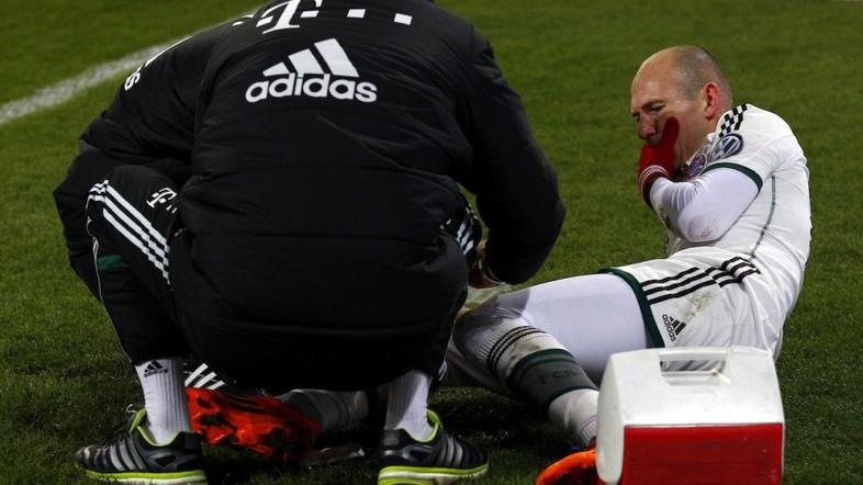 Poškodovani Arjen Robben na tekmi med Bayernom in Augsburgom.