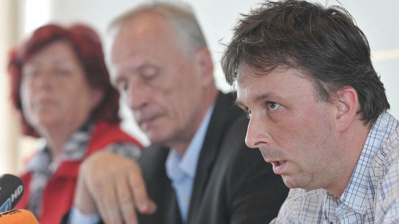 ''Bilo bi normalno in moralno, da bi si najprej direktorji znižali plače in bi š