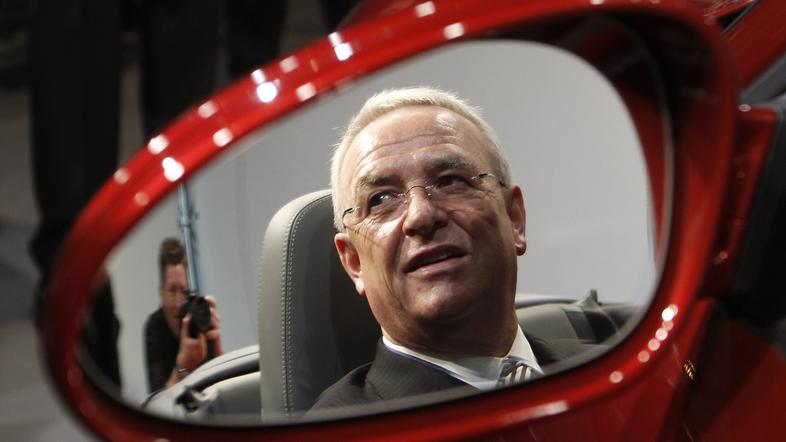 Prvi mož Porscheja Martin Winterkorn se je takole v porscheju 911 carrera sports