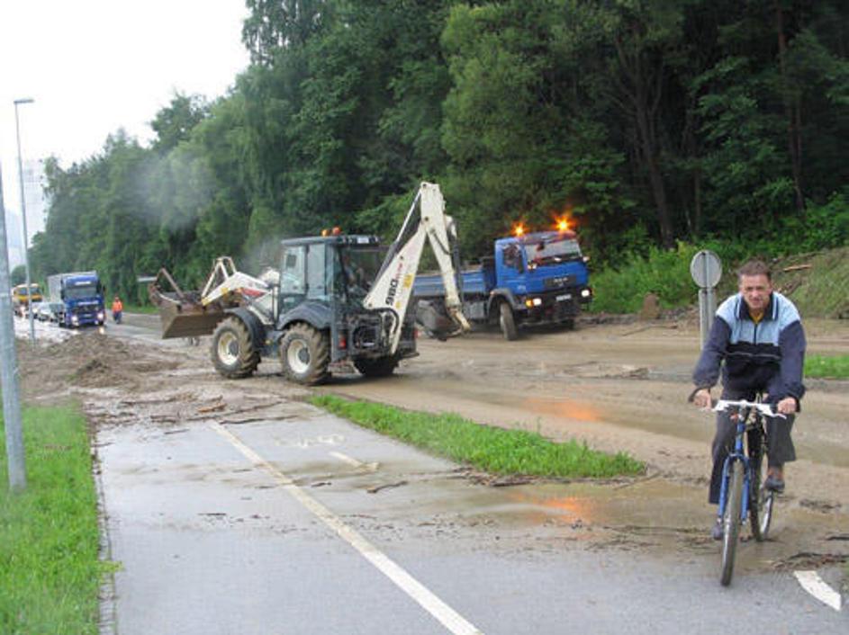 Odpravljanje posledic neurja na cesti med Velenjem in Šoštanjem