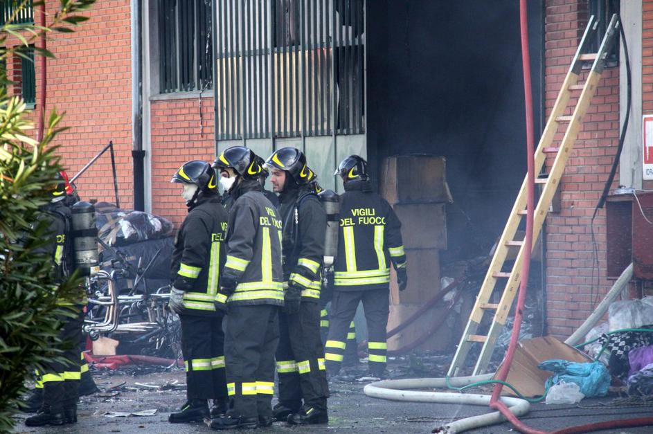 Prato požar v tekstilni tovarni gasilci