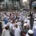 V Daki se je zbralo več sto muslimanov, ki so protestirali proti sporni strani n