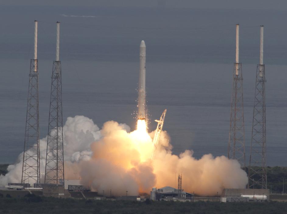 Podjetje SpaceX je lani kot prvo zasebno podjetje v zgodovini v vesolje poslalo 