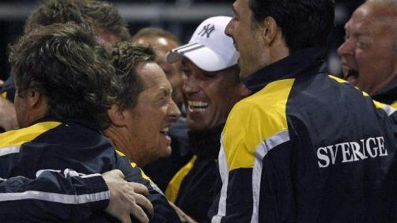 Švedska teniška reprezentanca se je takole veselila zmage nad Izraelom.