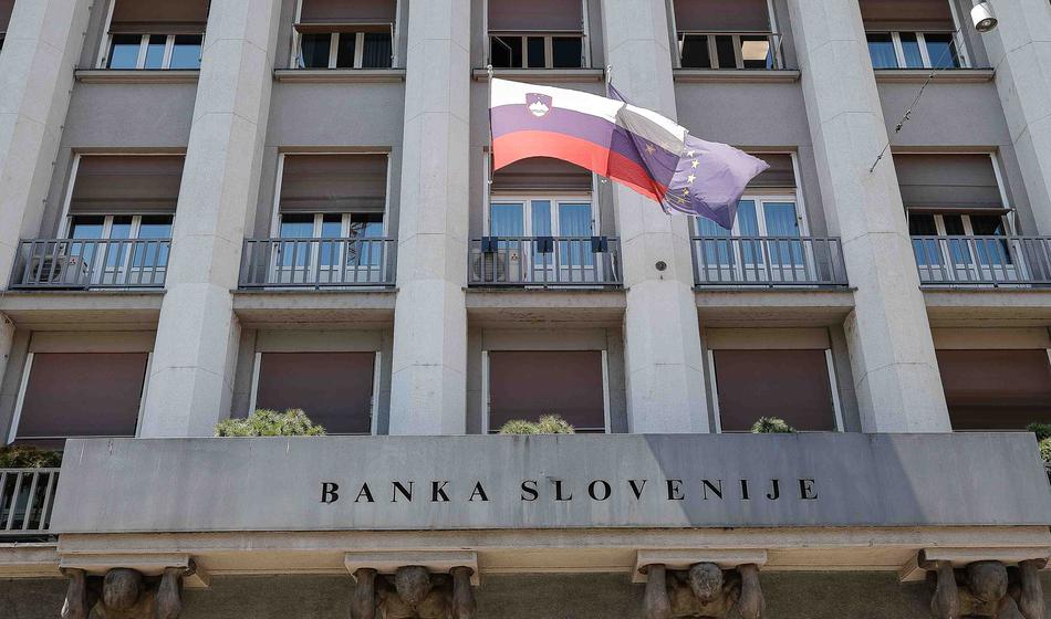 Pred Banko Slovenija dolga kolona ljudi