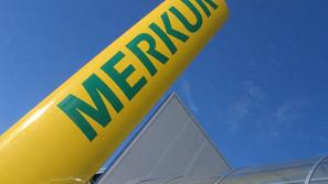 Merkur je delavcu, ki bo prodal največ kuponov, obljubil nagrado.