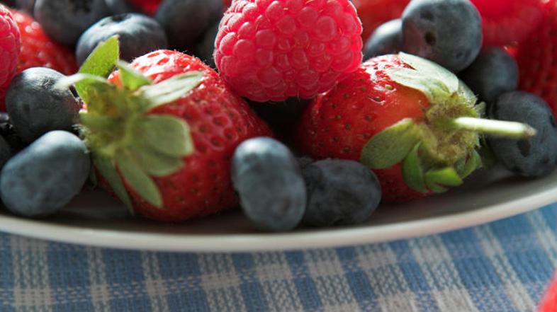 Borovnice, maline in drugi mali zdravja polni sadeži naj vas en dan spremljajo o