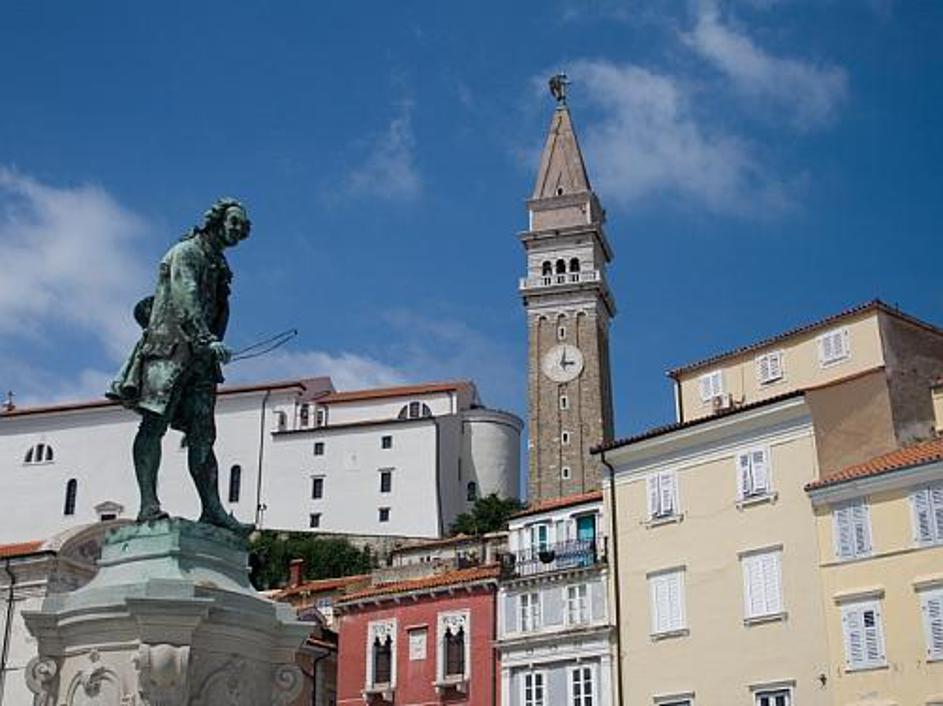 Na mestece pazi cerkev svetega Jurija, zgrajena okoli leta 1637 na mestu starejš