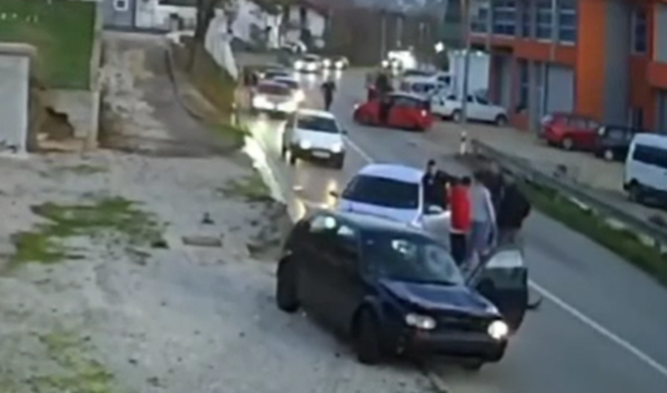 Šokanten posnetek: Najprej povzročil nesrečo, nato začel pretepati ljudi