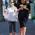 Kourtney in Khloe Kardashian na potepu po Los Angelesu. (Foto: Flynet)