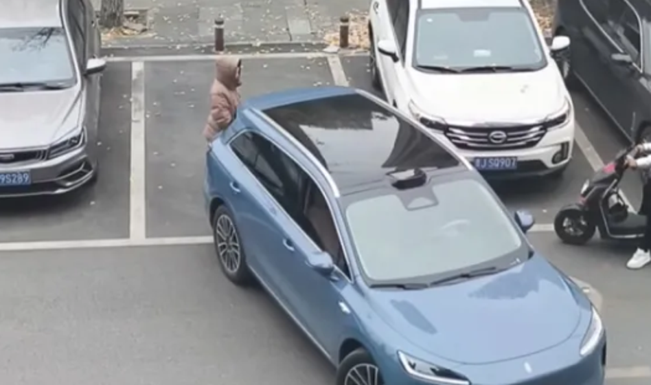 Na genialen način prelisičil žensko, ki je blokirala parkirn
