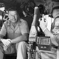 Robert McNamara sedi na vojaškem helikopterju znamke Huey. Med vietnamsko vojno,