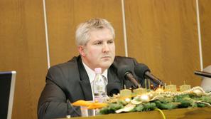 Če se bodo napovedi opozicije uresničile, bo Anton Štihec v proračunu sam razpor