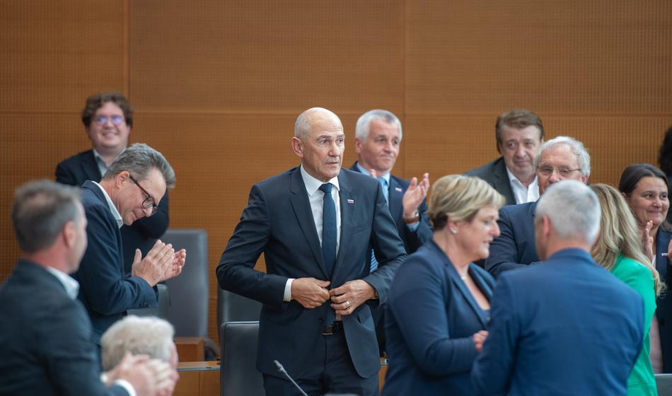 Janša dobil tudi glas iz odhajajoče Golobove vlade: se obeta prestop?