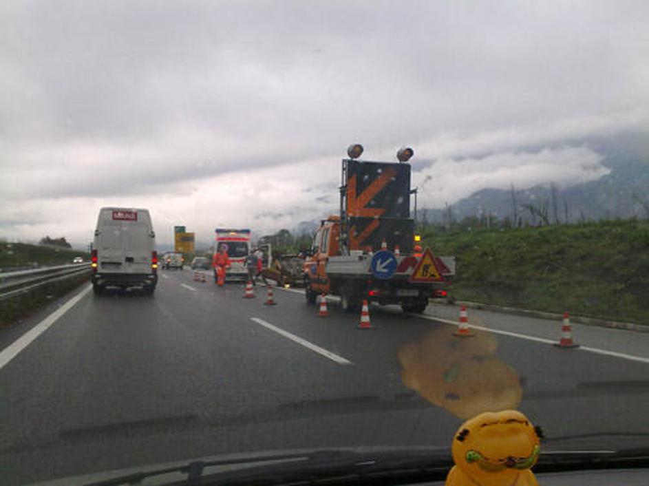 Na gorenjski avtocesti se je poleg vožnje v napačni smeri zgodilo tudi nekaj pro
